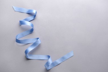 Gri zemin üzerine mavi şerit