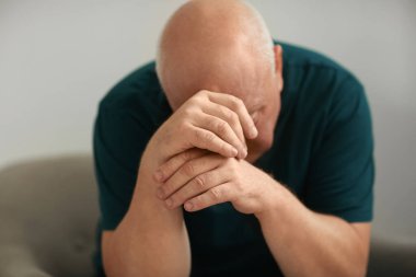 Depresif yaşlı adam evde