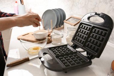 Kadın mutfakta waffle için hamur yapma