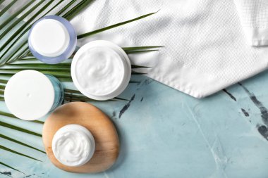 Gövde rengi arka plan üzerinde krem ile düz yatıyordu kompozisyon
