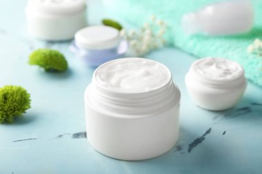 Renk tablosu üzerinde doğal vücut kremi ile jar