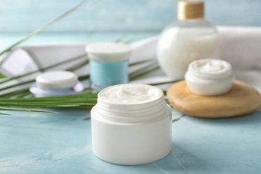 Renk tablosu üzerinde doğal vücut kremi ile jar