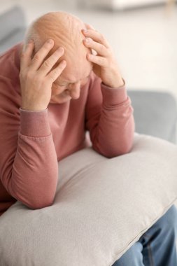 Depresif yaşlı adam evde