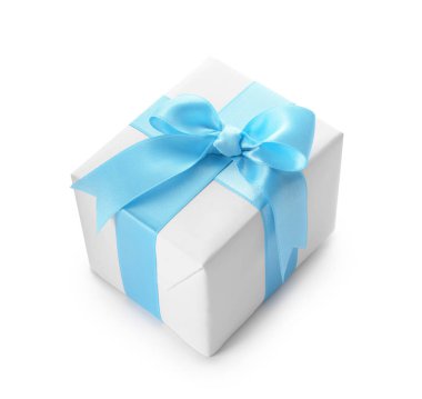 Beyaz arkaplanda mavi kurdeleli hediye kutusu