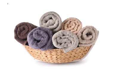 Temiz yumuşak havlu üzerinde beyaz arka plan ile sepet