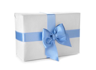 Beyaz arkaplanda mavi kurdeleli hediye kutusu