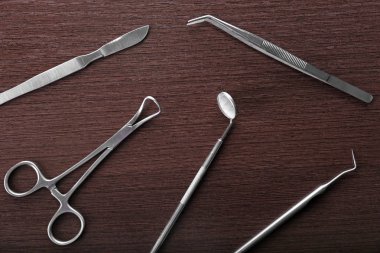 Dişçi araçlar ahşap arka plan üzerinde