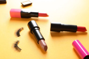 Renk arkaplanında farklı ruj izleri