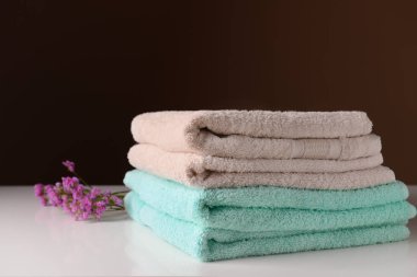 Masa lambası temiz havlu yığını