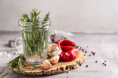 Ahşap tahta üzerinde taze biberiye ile jar