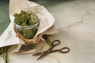 Kavanoz taze biberiye ve tablo için makaslar