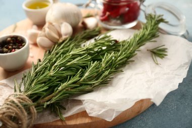 Ahşap masa, closeup üzerinde taze biberiye demet