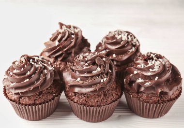 Beyaz ahşap masa üzerinde lezzetli çikolata cupcakes
