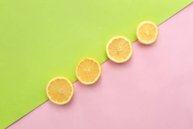 Renk arka plan üzerinde olgunlaşmış limon dilimleri