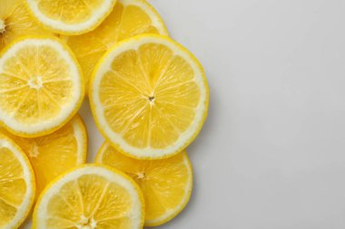 Beyaz arka planda olgun limon dilimleri