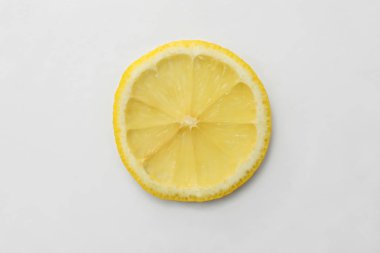 Beyaz arka planda olgun limon dilimi