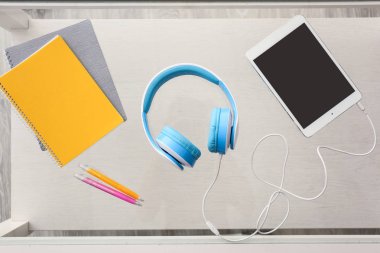 Tablet Pc ve Kırtasiye cam masa üzerinde kulaklık