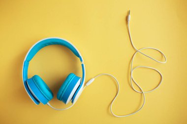 Renkli arka planda modern kulaklıklar