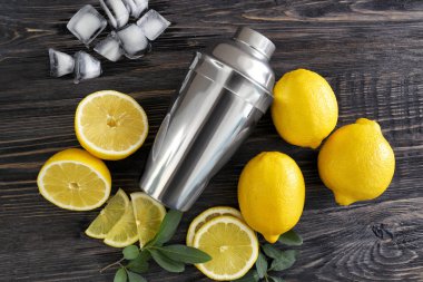 Olgun taze limon ile shaker ahşap tablo