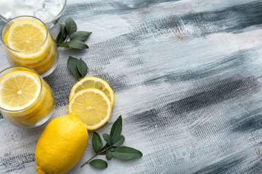 Limon dilimleri ve ahşap masa buz küpleri ile gözlük