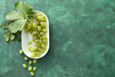 Plaka renk tablosu üzerinde olgunlaşmış sulu üzüm ile