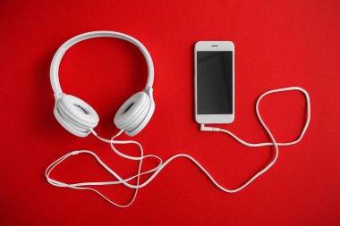Renk arka plan üzerinde cep telefonu kulaklık