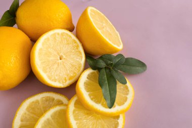 Renk arka plan üzerinde olgunlaşmış taze limon
