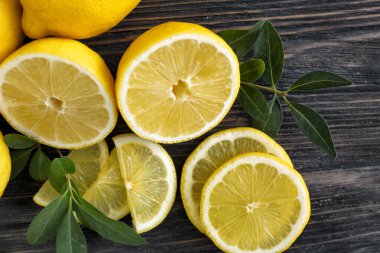 Tahta arka planda taze olgun limonlar