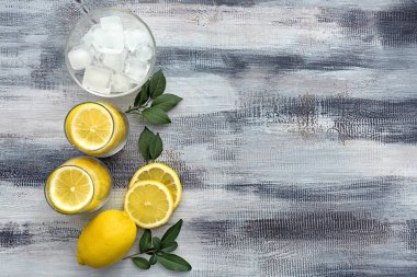 Limon dilimleri ve ahşap masa buz küpleri ile gözlük