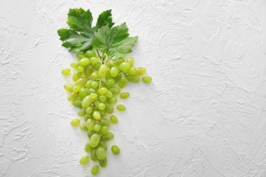 Beyaz masa üzerinde olgunlaşmış sulu üzüm