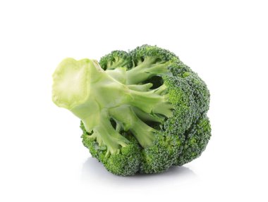 Beyaz arkaplanda taze brokoli