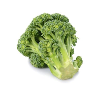 Beyaz arkaplanda taze brokoli