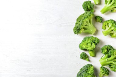 Beyaz ahşap arka planda taze brokoli