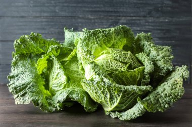 Taze savoy lahana ahşap tablo