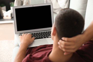 joven que trabaja con el portátil en casa