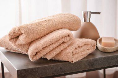 Temiz havlu ve duş kozmetik masada