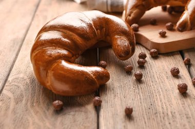 Lezzetli taze hilal şekerler ile ahşap masanın üzerine alır.