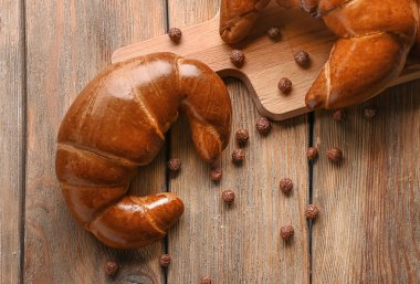 Lezzetli taze hilal şekerler ile ahşap masanın üzerine alır.