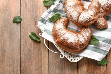 Lezzetli taze hilal ile tepsi ahşap masa üzerinde rulo