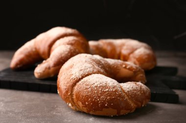 Gri masaya lezzetli taze hilal rulolar