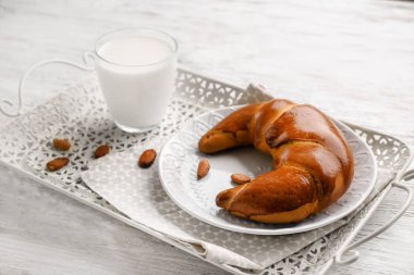 Lezzetli taze hilal ekmek ve süt ahşap tablo