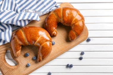 Lezzetli taze hilal yaban mersini ile beyaz ahşap masa üzerinde rulo.