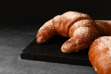 Gri masaya lezzetli taze hilal rulolar