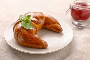 Lezzetli taze hilal ile plaka rulo gri masaya