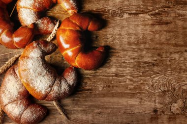 Ahşap masa üzerinde lezzetli taze hilal rulolar