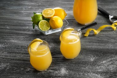 Taze limon suyu ahşap masa üzerinde gözlük