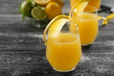 Taze limon suyu ahşap masa üzerinde gözlük