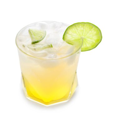 Lezzetli yaz beyaz arka plan üzerinde kokteyl cam