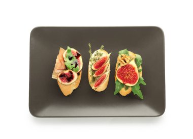 Beyaz arka plan üzerinde olgunlaşmış incir ile lezzetli sandviçler