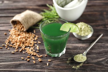 Bardak taze buğday çimen suyu ahşap tablo